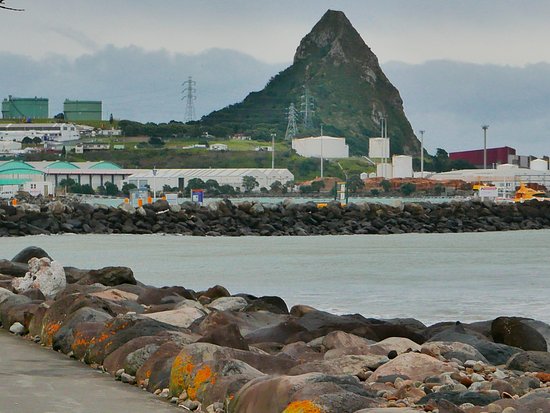 Name:  port-taranaki-and-paritutu.jpg
Views: 412
Size:  56.3 KB