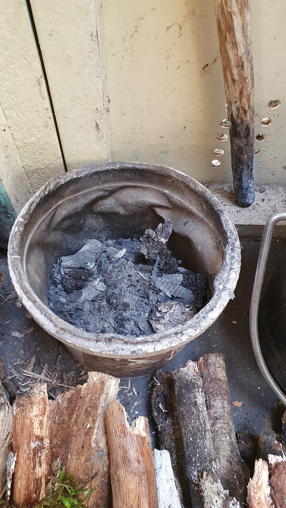 Name:  hot ashes in plastic bucket.jpg
Views: 803
Size:  867.9 KB