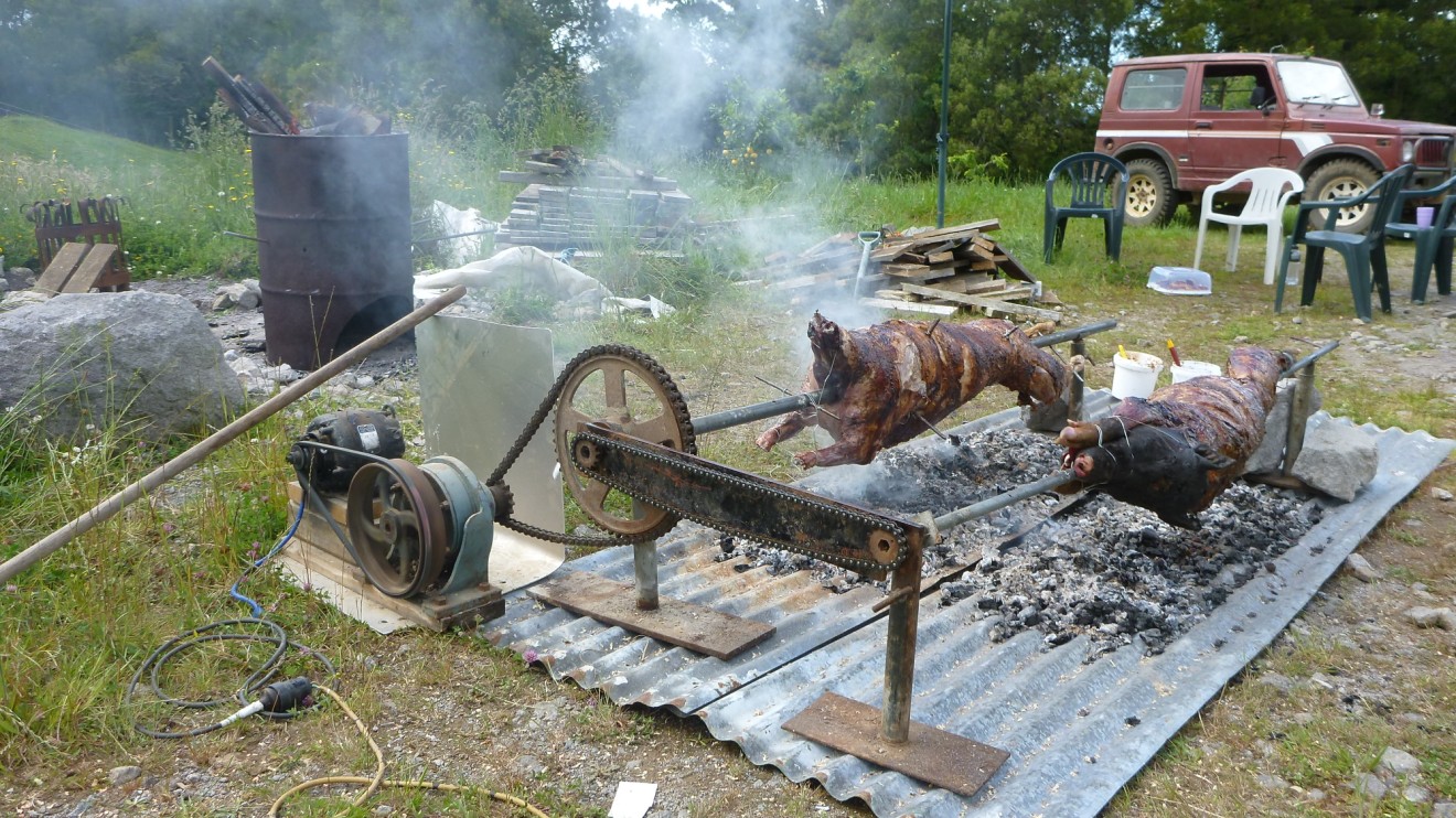 Name:  Home built spit roaster.jpg
Views: 3923
Size:  373.0 KB