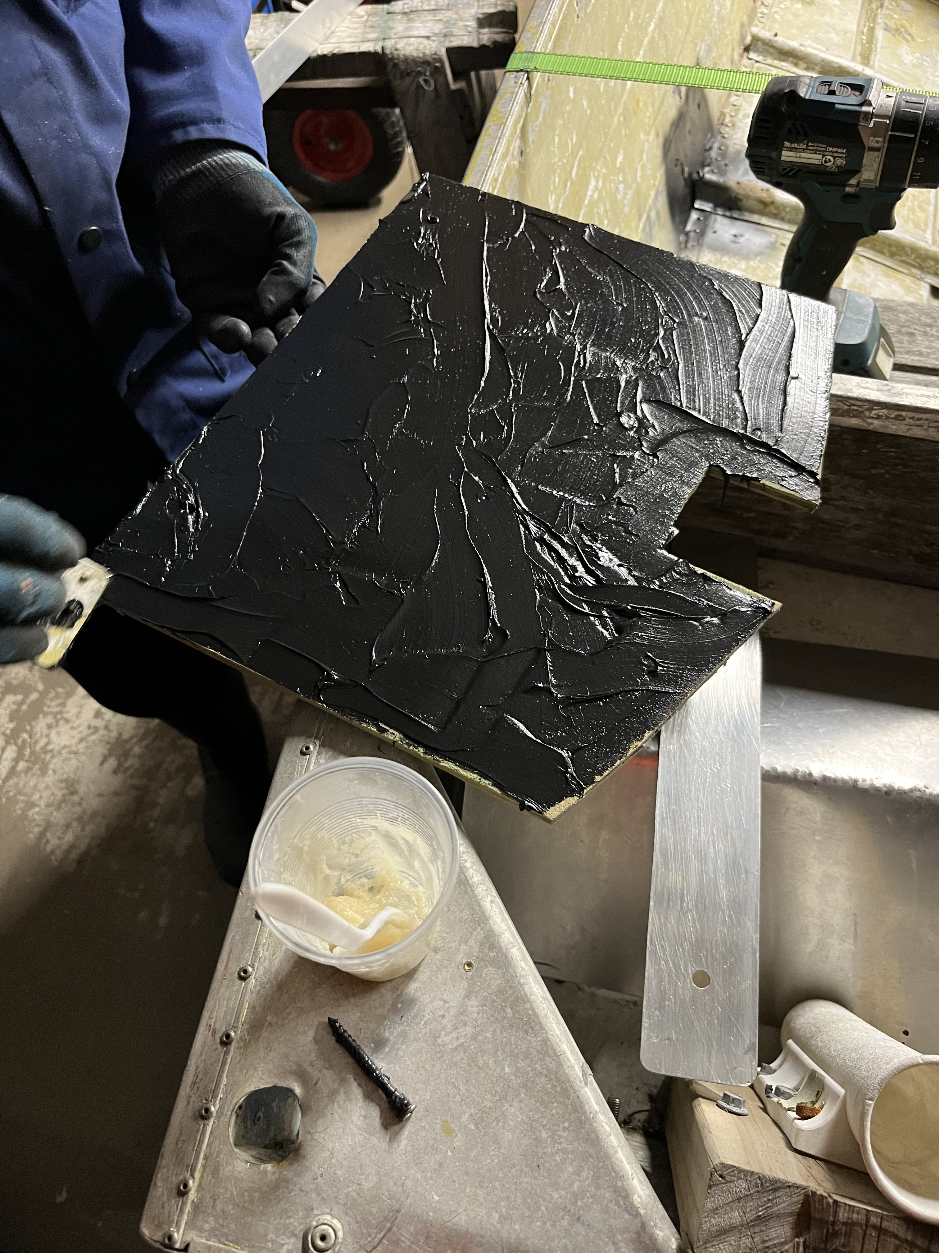 Name:  siliconed transom.jpg
Views: 354
Size:  3.14 MB